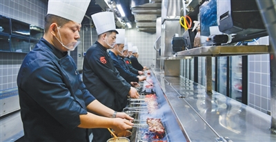 我要配资网 干了30多年，“俺也是国家认证的烧烤料理师啦”（身边的新鲜事）